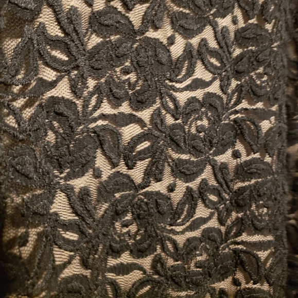 Lace INC dress - Picture 3 of 4